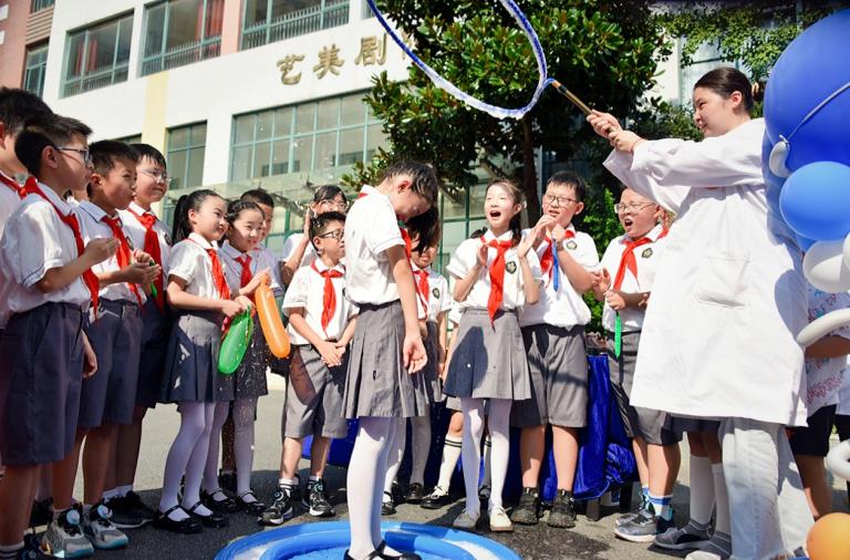 合肥市少儿艺术学校教育集团魔幻泡泡实验。