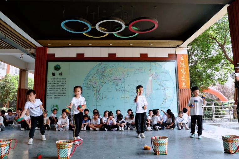 合肥市和平小学第四小学学生进行“丢沙包”游戏。