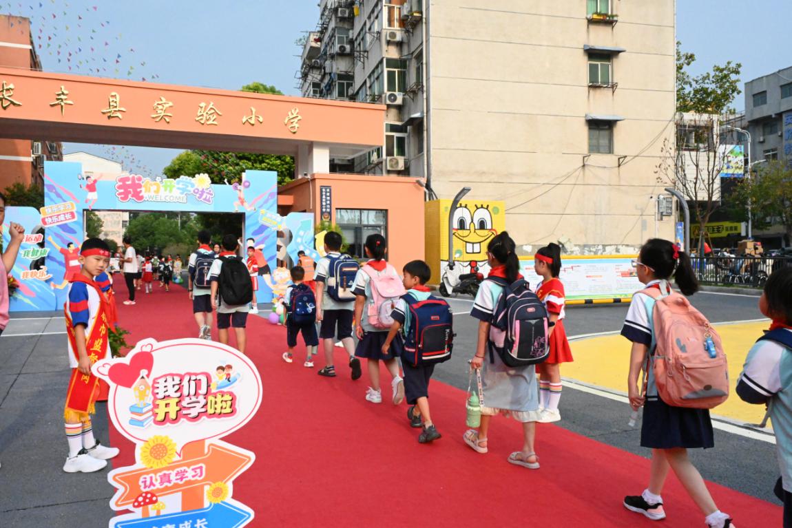 同学们回到阔别已久的校园。杜刚摄
