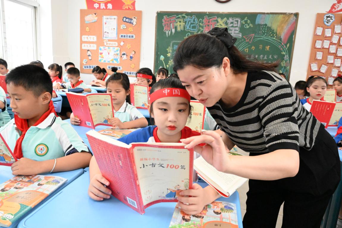 诵读小古文，学习新知识。杜刚摄
