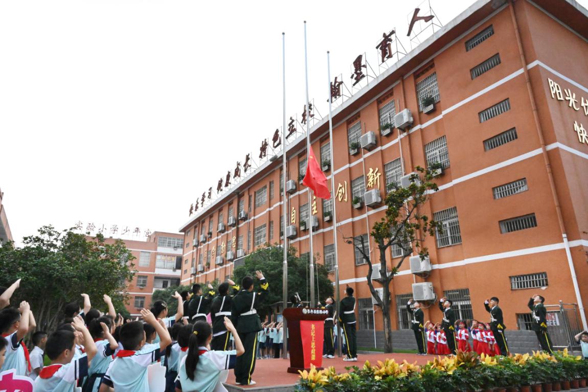 颗颗童心向国旗。杜刚摄