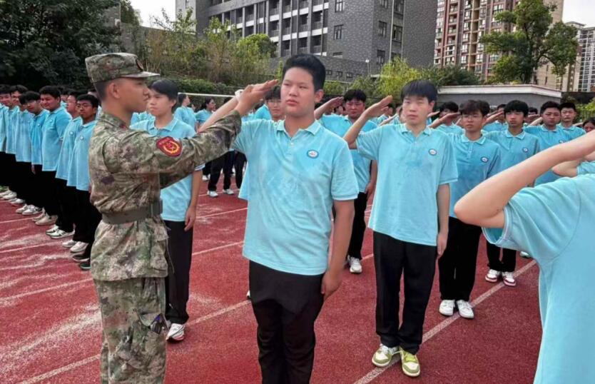 狸橋鎮退役軍人在市三中任軍訓教官。