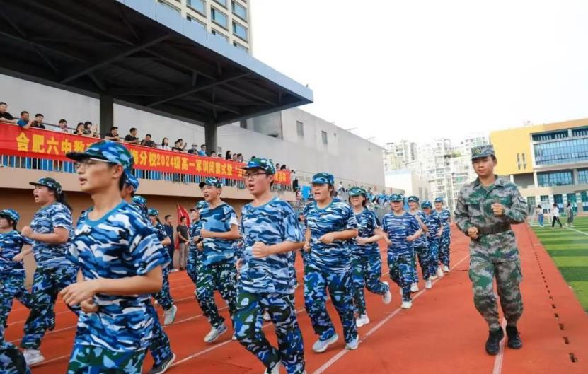 第十一中学开学第一课以国防教育和军训形式展开。牛红磊摄