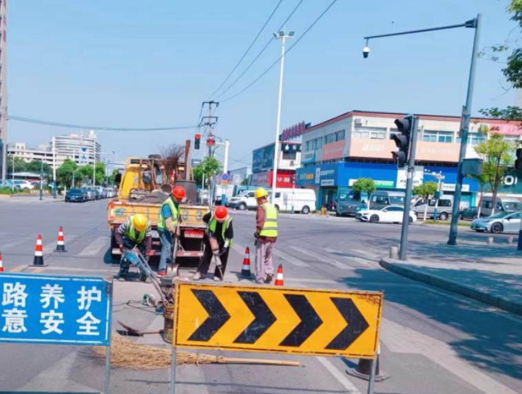 長春街車道養護現場圖。