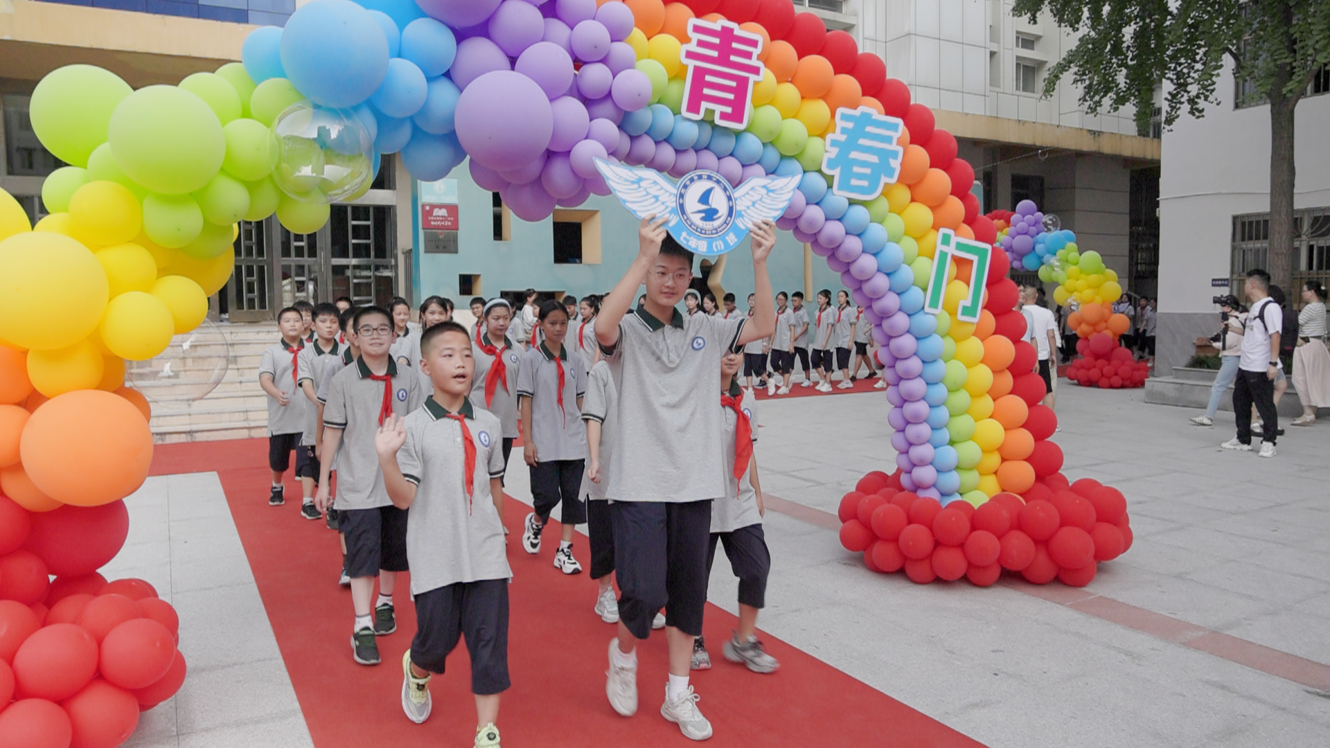 七年級新生走入“迎新門”，邁入“青春門” 。徐倩攝