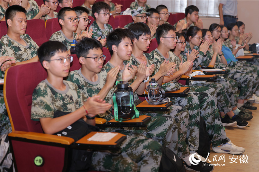 听到精彩处，同学们纷纷鼓掌。人民网记者 王晓飞摄