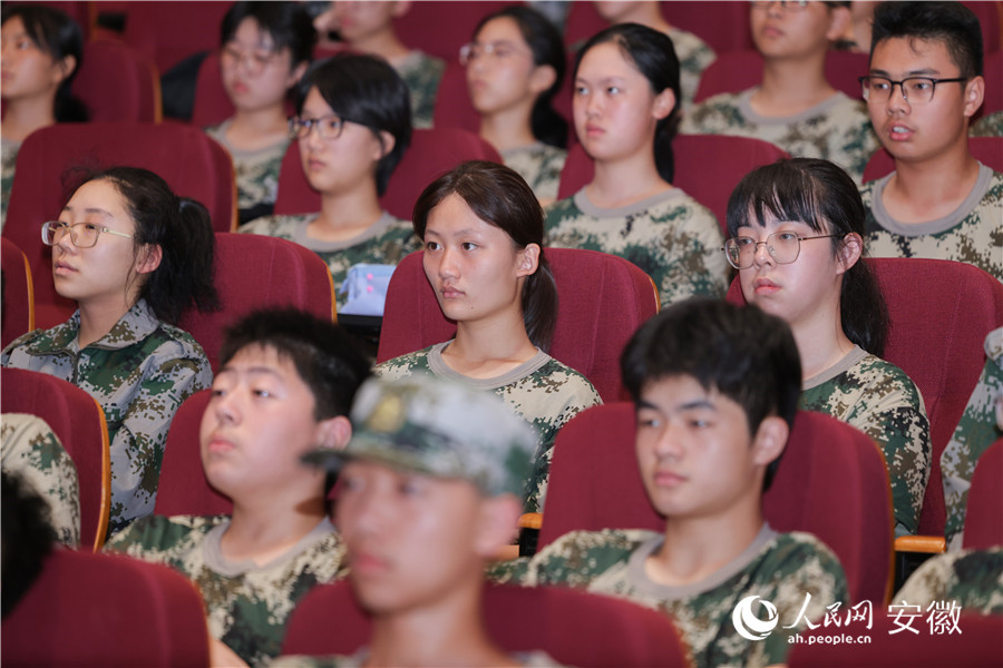 学生们在认真听讲。人民网记者 王晓飞摄