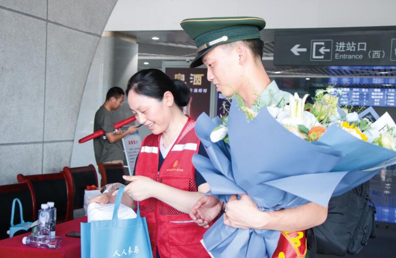 工作人員正在向退役軍人發放資料。