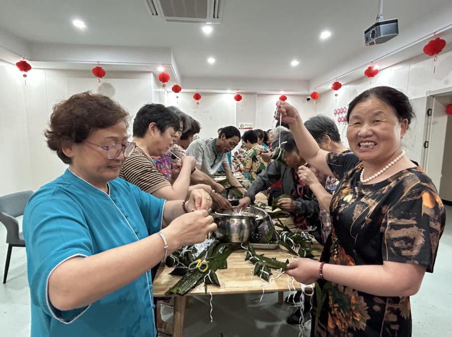 天長市社區居家養老服務驛站開展“粽飄香 濃情端午暖夕陽”活動。劉世軍攝