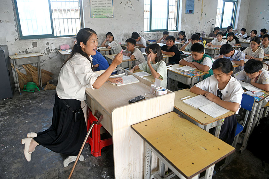 2024年9月9日，安徽省淮南市凤台县丁集镇张巷小学老师李元芳坚持跪着给六年级学生讲解课文《丁香结》。