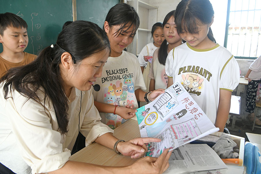 2024年9月9日，安徽省淮南市凤台县丁集镇张巷小学老师李元芳点评学生绘制的教师节主题手抄报。