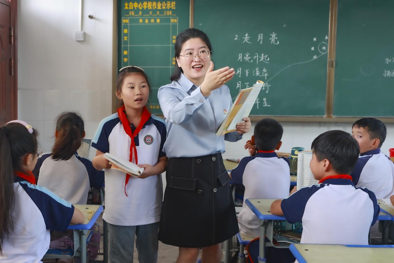 张文娟在课堂上声情并茂的给学生们讲课。