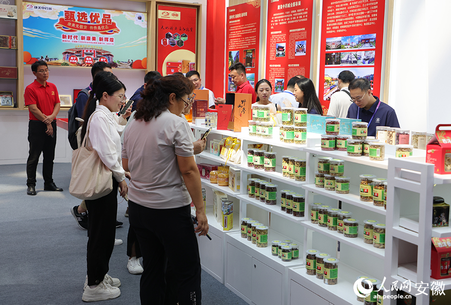 客商选购产品。人民网记者 王晓飞摄