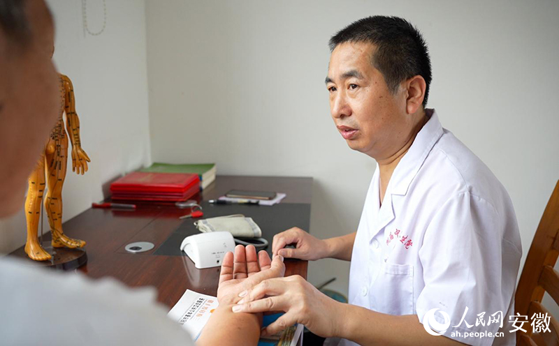 陈宝正在为病人把脉问诊。人民网记者 王锐摄