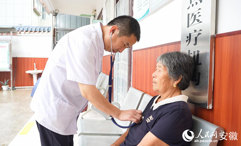 陈宝正在为村民检查身体。人民网记者 王锐摄