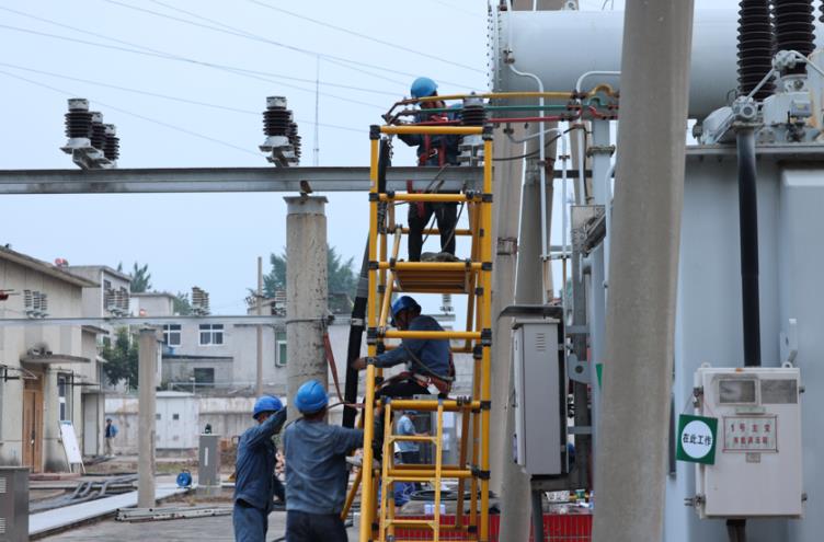 国网宿州供电公司现场施工人员正在对110千伏东郊变电站1号主变压器进行检修。赵悦摄