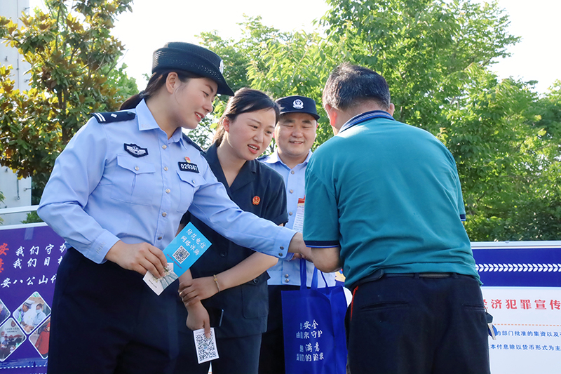 社區民警進行防范電詐宣傳。淮南市公安局 供圖