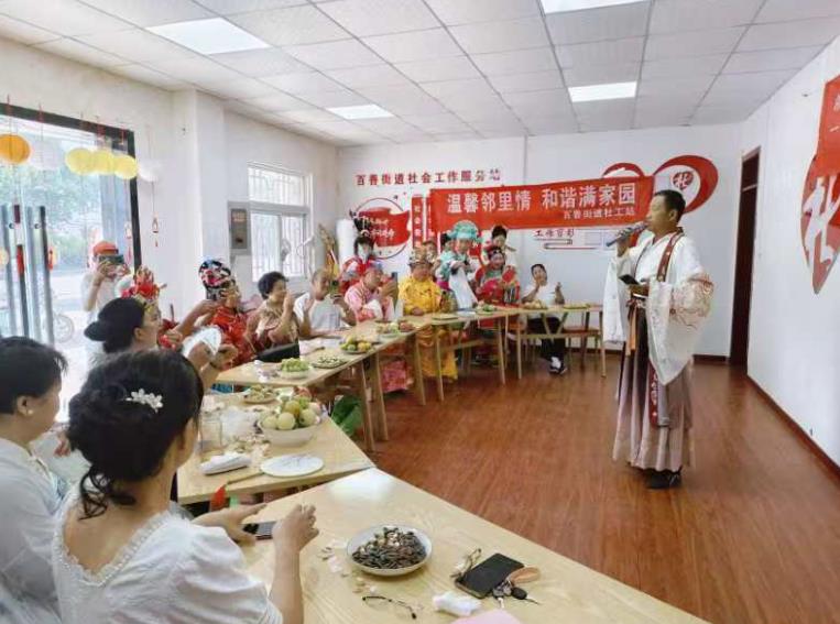 邻里共庆中秋节，幸福和谐社区情。吴坤摄