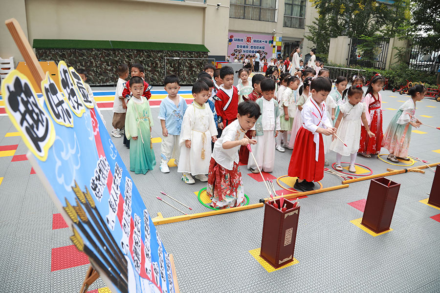 幼兒園進行傳統文化活動。