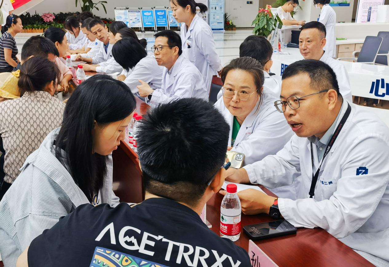 浙大二院多位医疗专家进行联合义诊现场。人民网记者 周坤摄