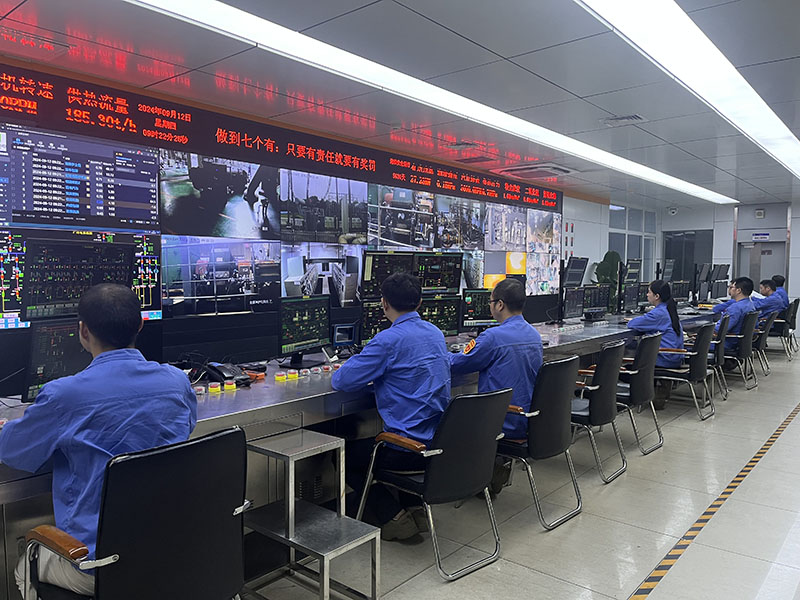 合肥熱電金源分公司運行人員正在監盤操作。合肥熱電供圖