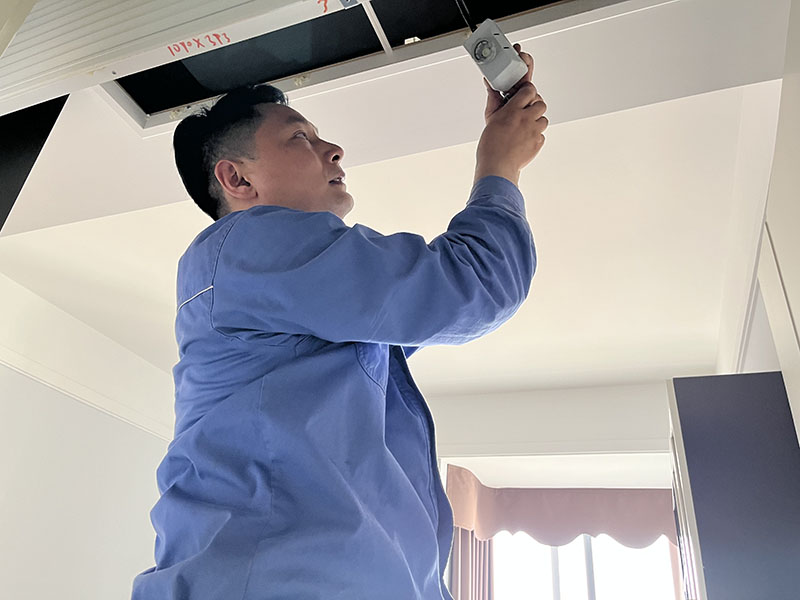 合肥熱電管網運行公司維修人員處理用戶空調故障。合肥熱電供圖