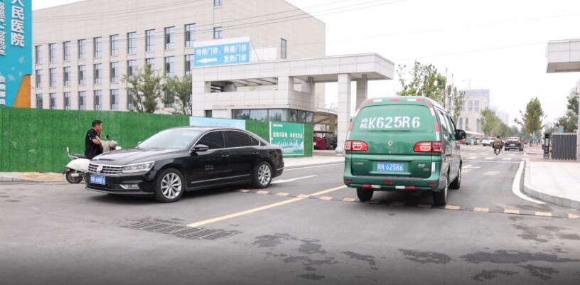 中国邮政快递进入阜南县人民医院配送快递。