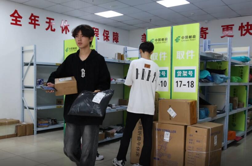 阜阳理工学校学生在邮政校园网点取快递。