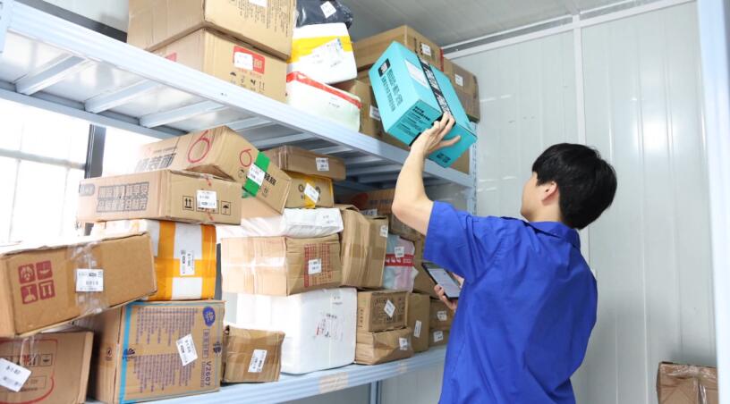 阜阳弗迪科技有限公司职工在邮政服务中心取快递。