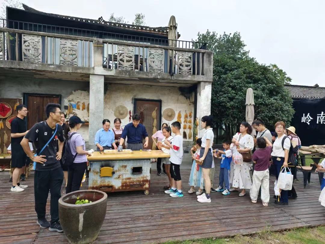 在小岭南，游客尽享手工制作时光，感受节日氛围。