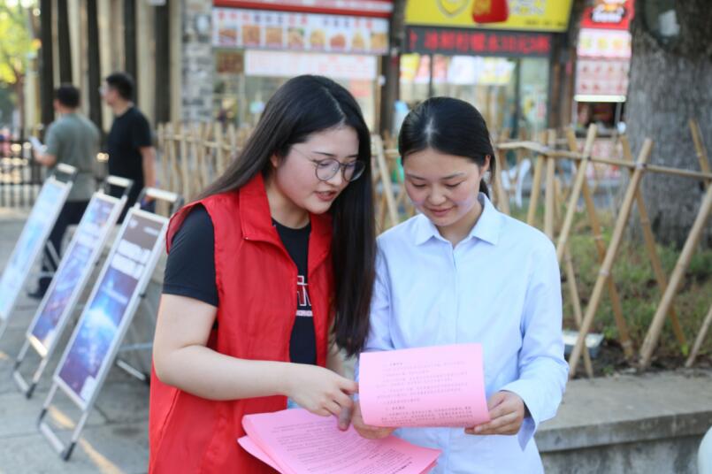 发放宣传单。