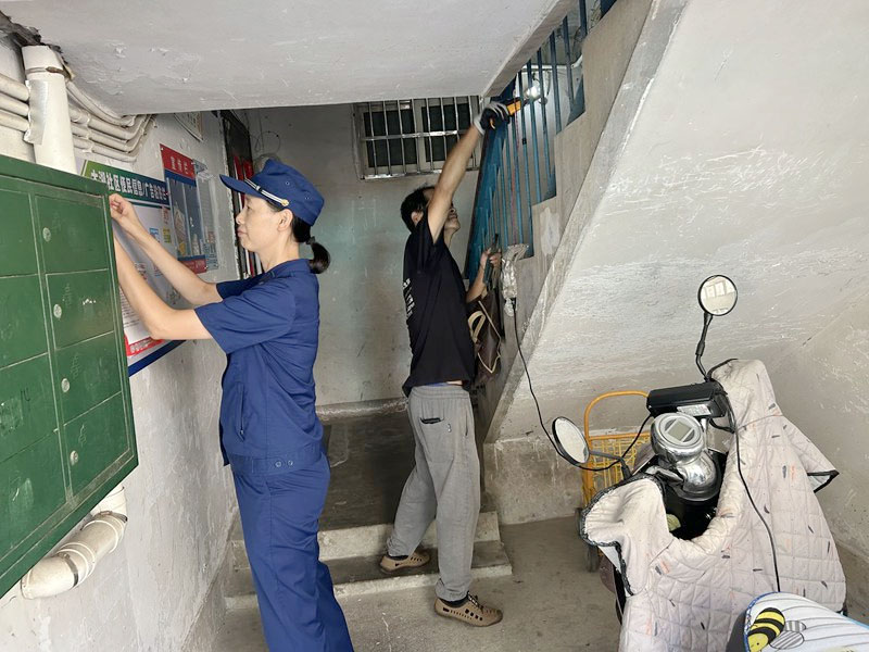 联合执法人员组织对违规私拉乱接的充电线进行清除。