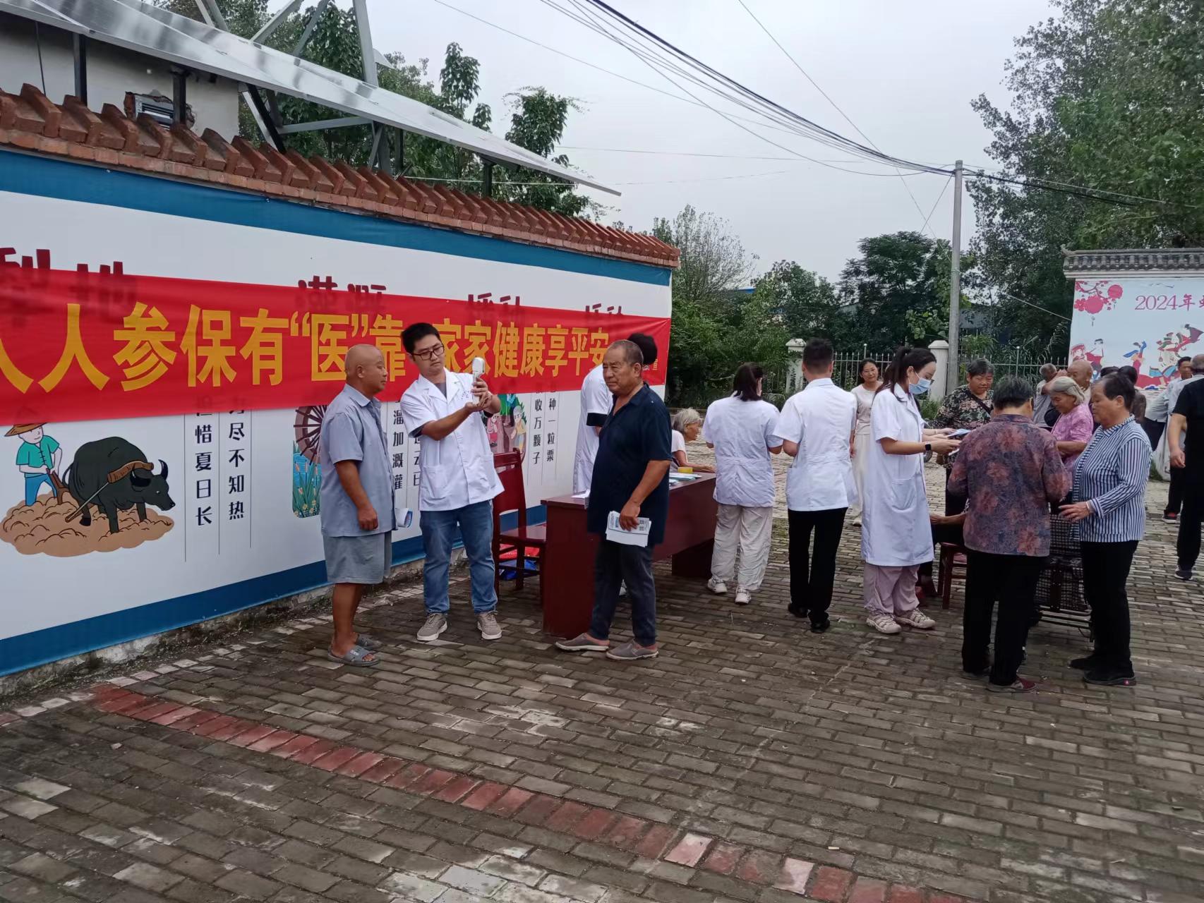 万福镇中心卫生院按县医保局要求组织开展城乡居民医保筹资宣传活动。怀远县医保局供图