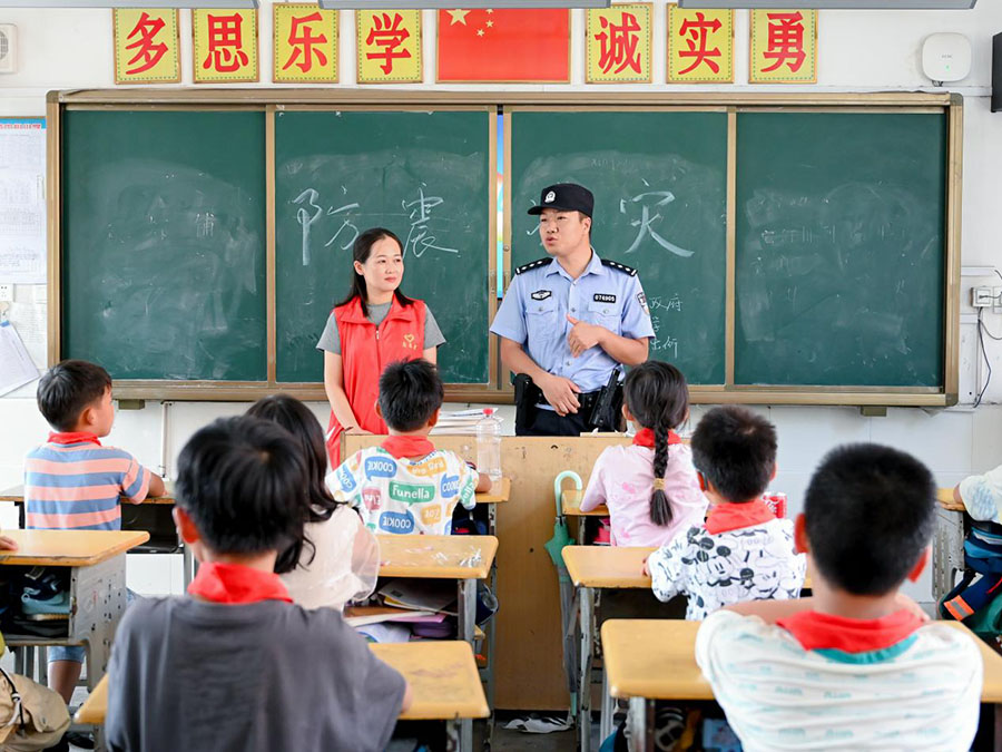 民警与志愿者对学生开展地震避险逃生理论讲解。