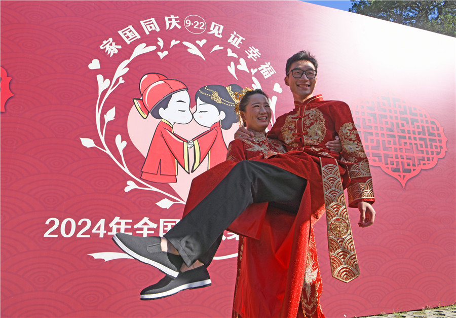 2024年全国万人集体婚礼安徽省淮南市分会场，新人在集体婚礼仪式前合影留念。