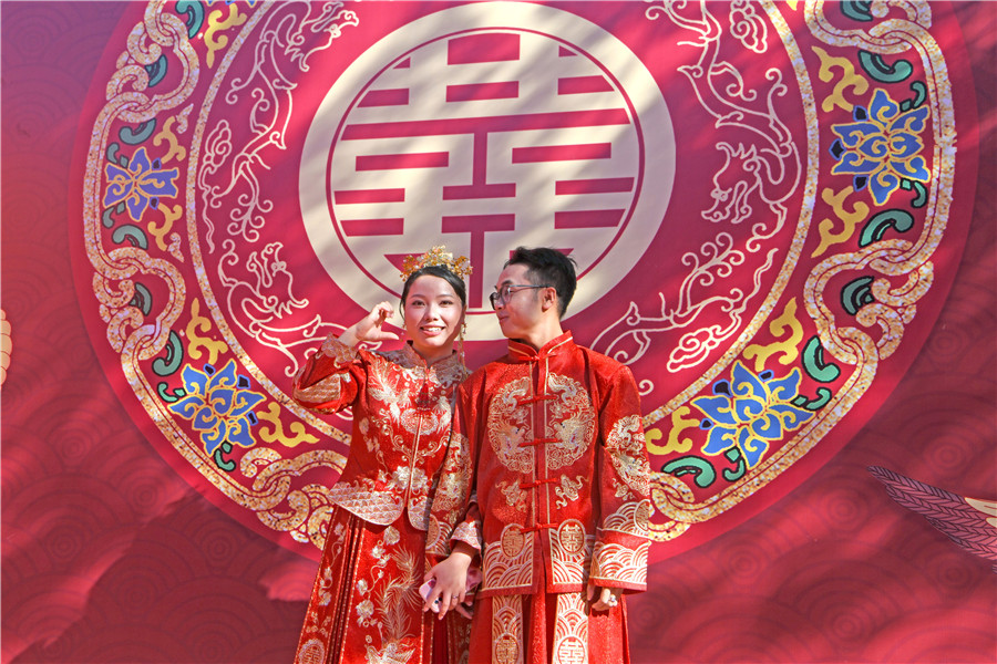 2024年全国万人集体婚礼安徽省淮南市分会场，新人在集体婚礼仪式前合影留念。