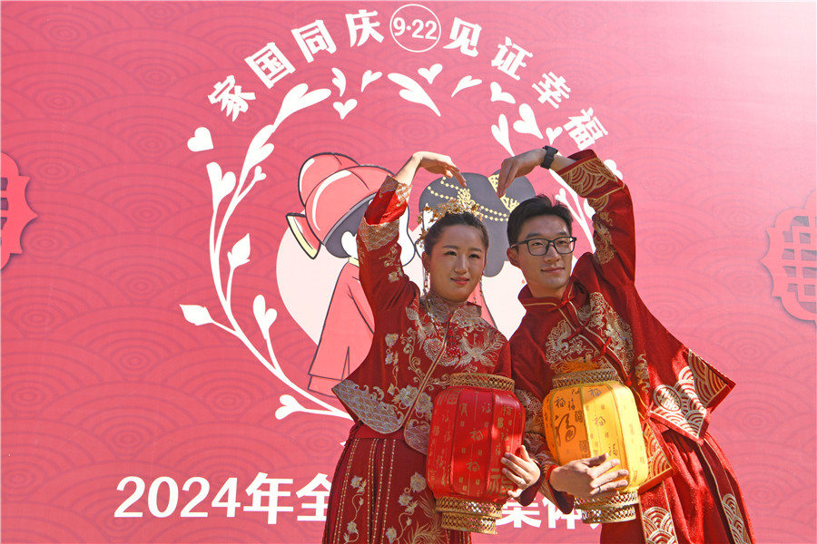 2024年全国万人集体婚礼安徽省淮南市分会场，新人在集体婚礼仪式前合影留念。