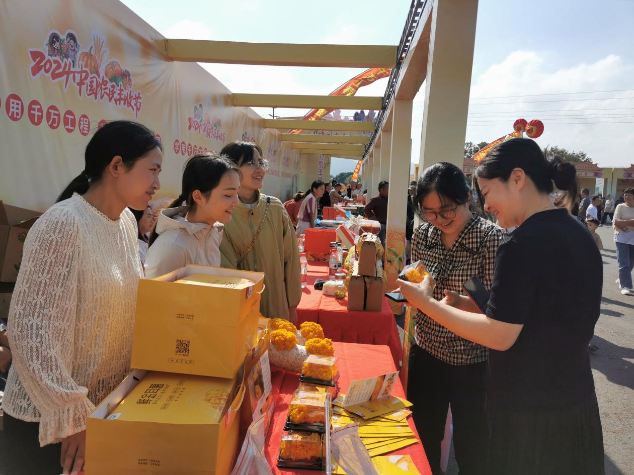 庆丰收市集，琳琅满目的农产品受到游客的青睐