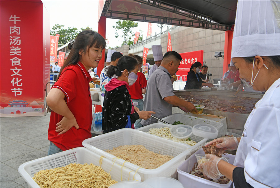 游客在安徽省淮南牛肉湯美食文化節現場，免費品嘗地方特色美食淮南牛肉湯。