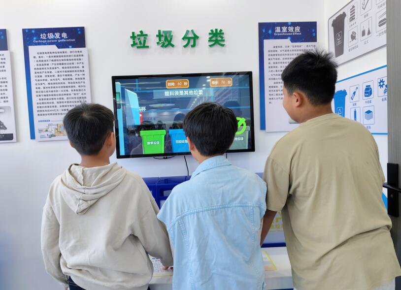 参观新时代文明实践中心科普宣传区。