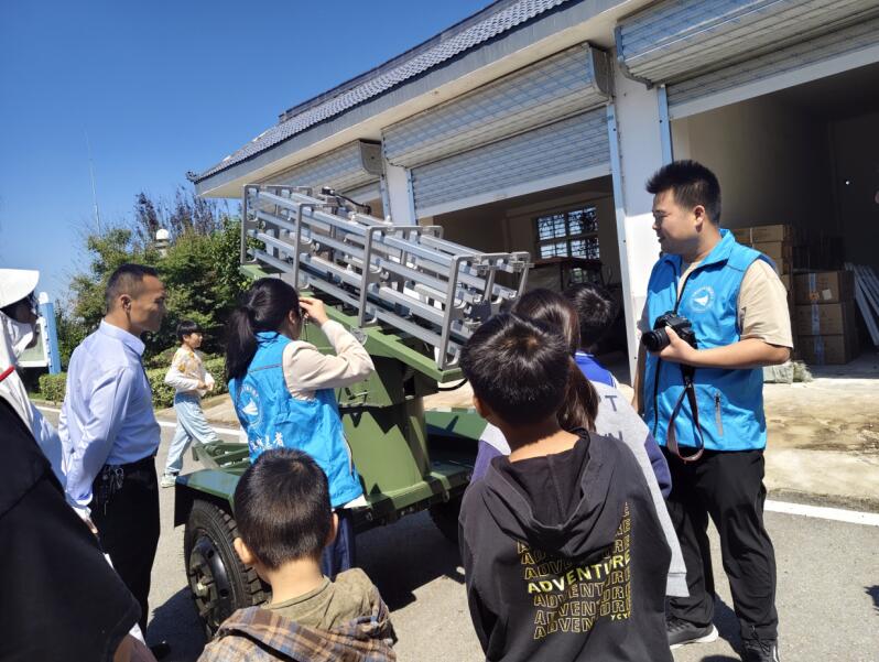 参观阜南县气象观测站。