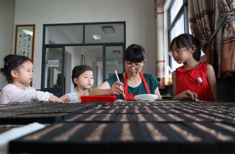 国家级非遗项目徽墨制作技艺“描金”步骤。汪在毅摄