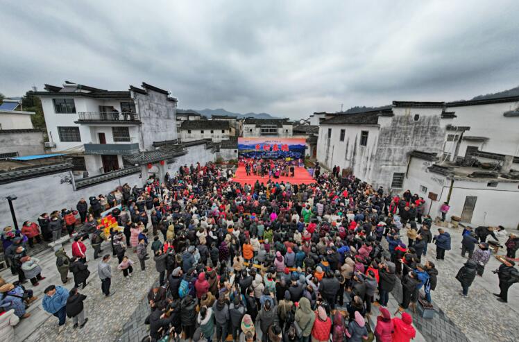 “乡村村晚”热闹非凡,现场人头攒动。章恒全摄