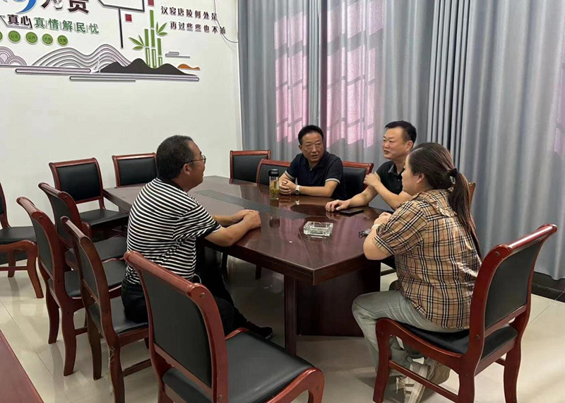 枞阳县会宫镇镇村干部在听取群众诉求，调解纠纷。铜陵市委政法委供图_proc.jpg