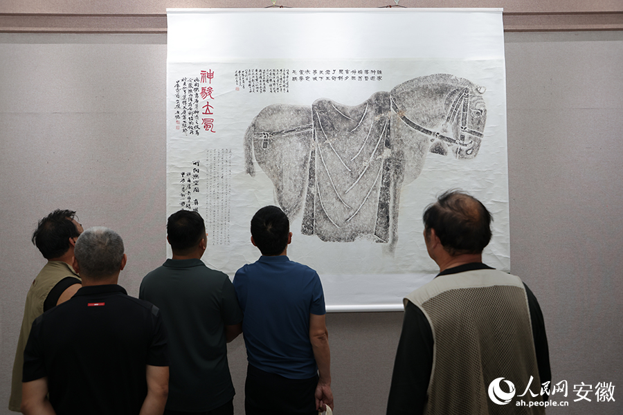 一幅拓片作品吸引不少观众驻足欣赏。人民网记者 王晓飞摄