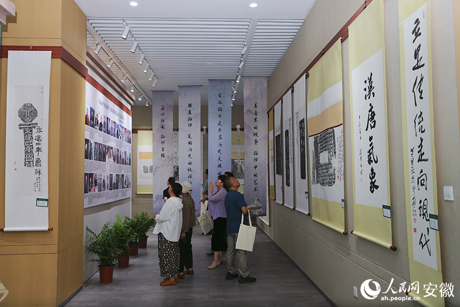 展览现场，不少观众慕名而来。人民网记者 王晓飞摄