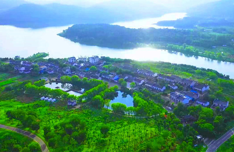 善厚镇凤台村半月湖风景。