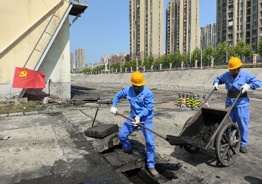 運行人員在清理積煤。合肥熱電供圖