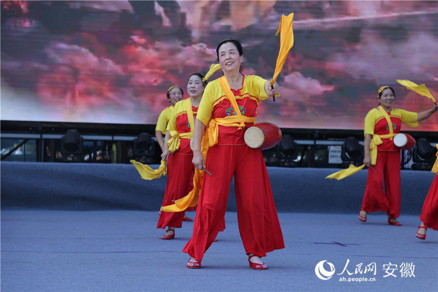 腰鼓敲起来。人民网记者 王晓飞摄