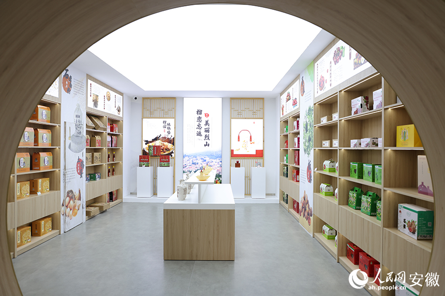 “石榴紅了”鄉村振興館內展銷的當地特色農產品。人民網記者 王曉飛攝